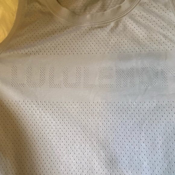 Lululemon Breeze By Muscle Crop Tank Logo Size 6 Grey Silver Top - Picture 4 of 5